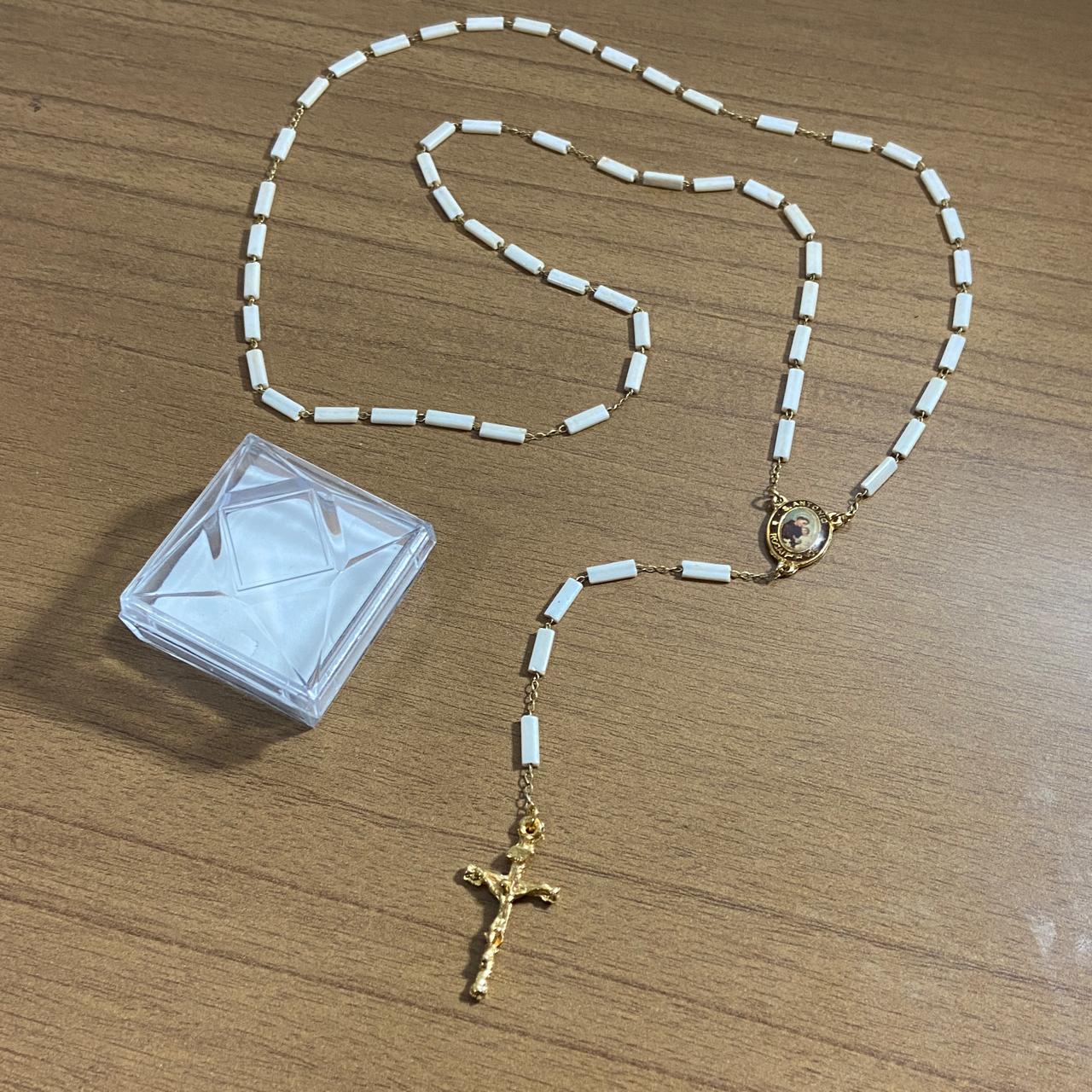TERÇO DE SANTO ANTÔNIO CONTAS DE MADREPÉROLA 04MM (1 UNIDADE)