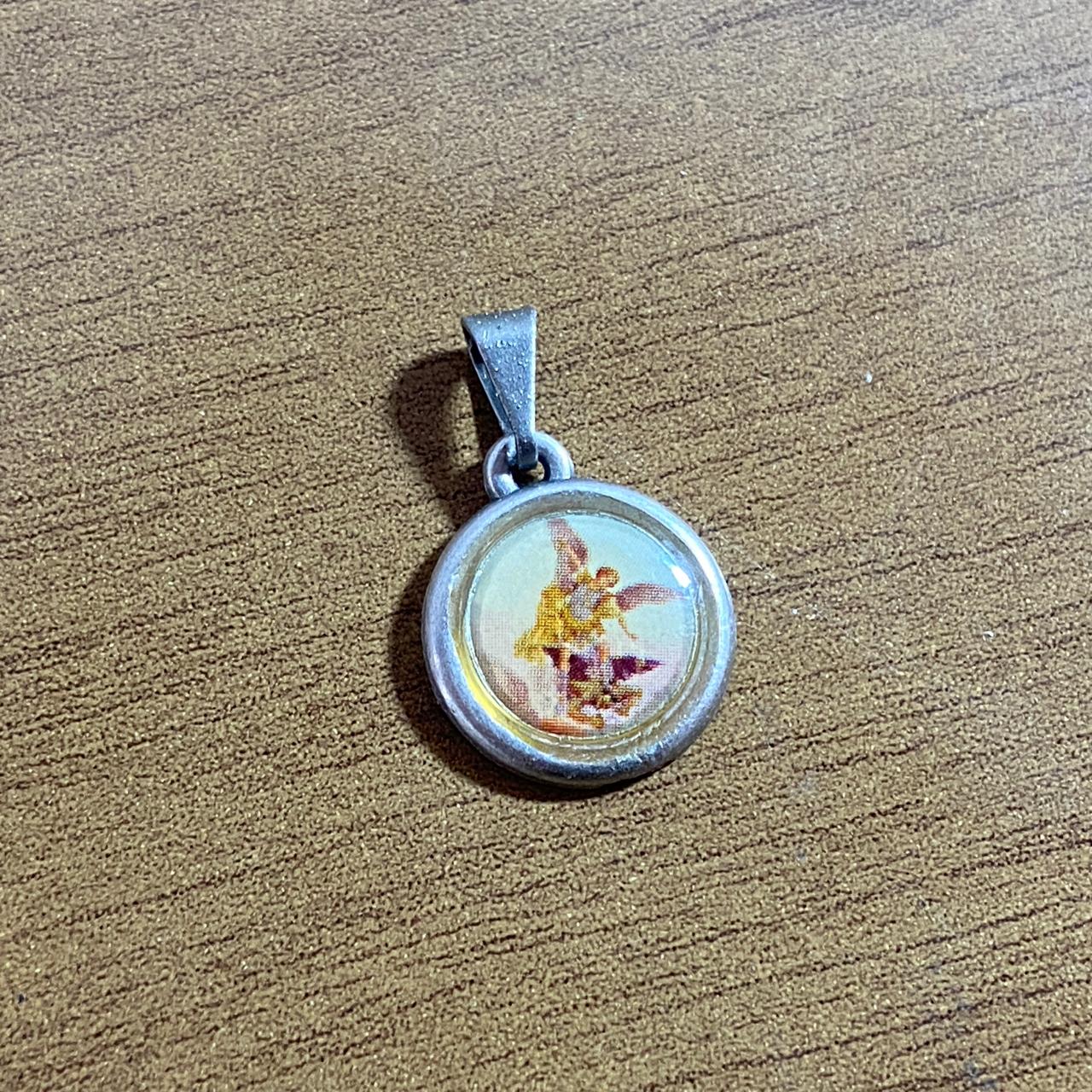 PINGENTE REDONDO PRATEADO RESINADO SÃO MIGUEL ARCANJO  (6 UNIDADES)