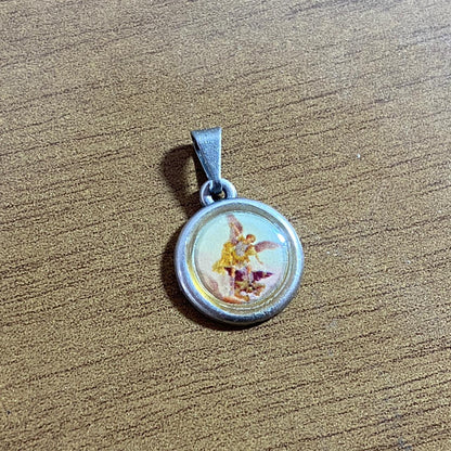 PINGENTE REDONDO PRATEADO RESINADO SÃO MIGUEL ARCANJO  (6 UNIDADES)