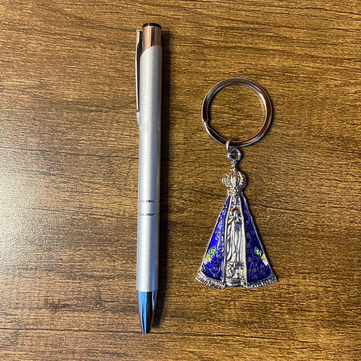 KIT CANETA COM CHAVEIRO NOSSA SENHORA APARECIDA PRATA ( 1 UNIDADE)