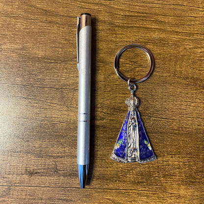 KIT CANETA COM CHAVEIRO NOSSA SENHORA APARECIDA PRATA ( 1 UNIDADE)