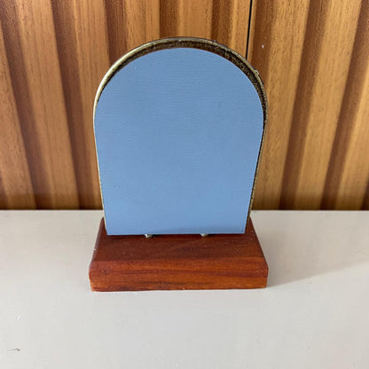 ADORNO DE MESA MADEIRA ESPELHADO DIVINO ESPÍRITO SANTO METAL OURO VELHO 9,8CM (1 UNIDADE)