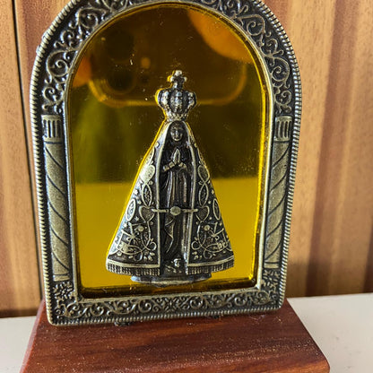 ADORNO DE MESA MADEIRA ESPELHADO NOSSA SENHORA APARECIDA METAL OURO VELHO 9,8CM (1 UNIDADE)