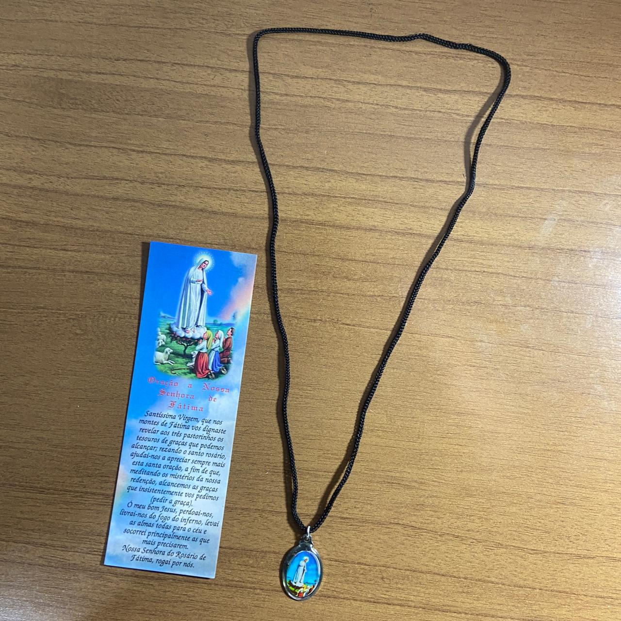CORDÃO COM MEDALHA RESINADA NOSSA SENHORA DA FÁTIMA (1 UNIDADES)