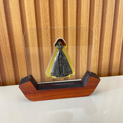 IMAGEM DE MESA METAL OURO VELHO NOSSA SENHORA APARECIDA NO ACRÍLICO E BASE DE MADEIRA 10,7CM (1 UNIDADE)