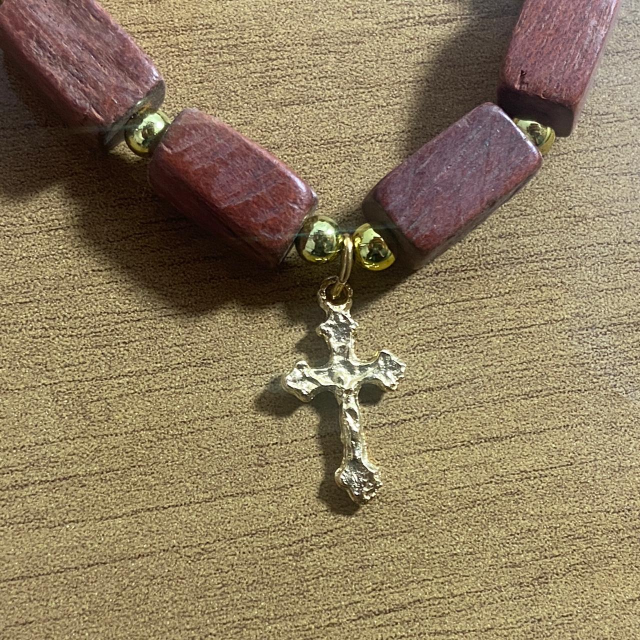 PULSEIRA DE MADEIRA COM PINGENTE DE CRUZ  (01 UNIDADE)