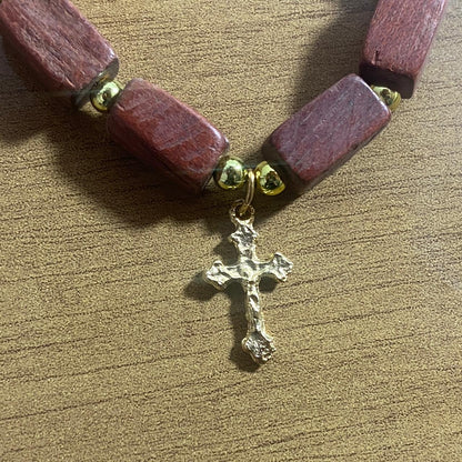 PULSEIRA DE MADEIRA COM PINGENTE DE CRUZ  (01 UNIDADE)