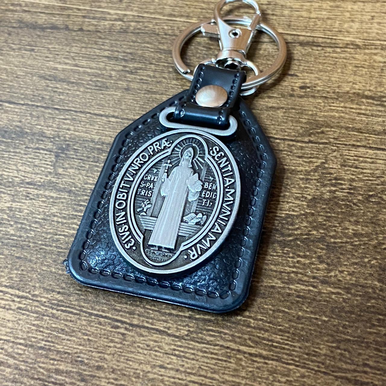 CHAVEIRO COURO COM MOSQUETE MEDALHA SÃO BENTO PRATA VELHA ( 6 UNIDADES)