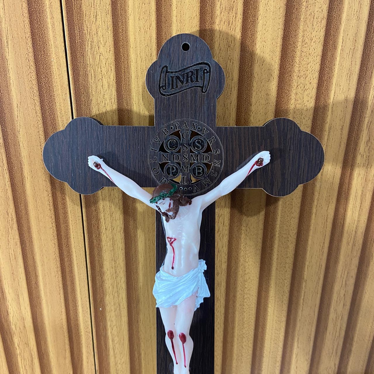 CRUCIFIXO MDF DE PAREDE MEDALHA SÃO BENTO COM CRITO DE RESINA NACIONAL 28CM (1 UNIDADE)