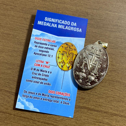 MEDALHA MILAGROSA RESINADA NOSSA SENHORA DAS GRAÇAS BRANCA COM FOLHETO (1 UNIDADE)