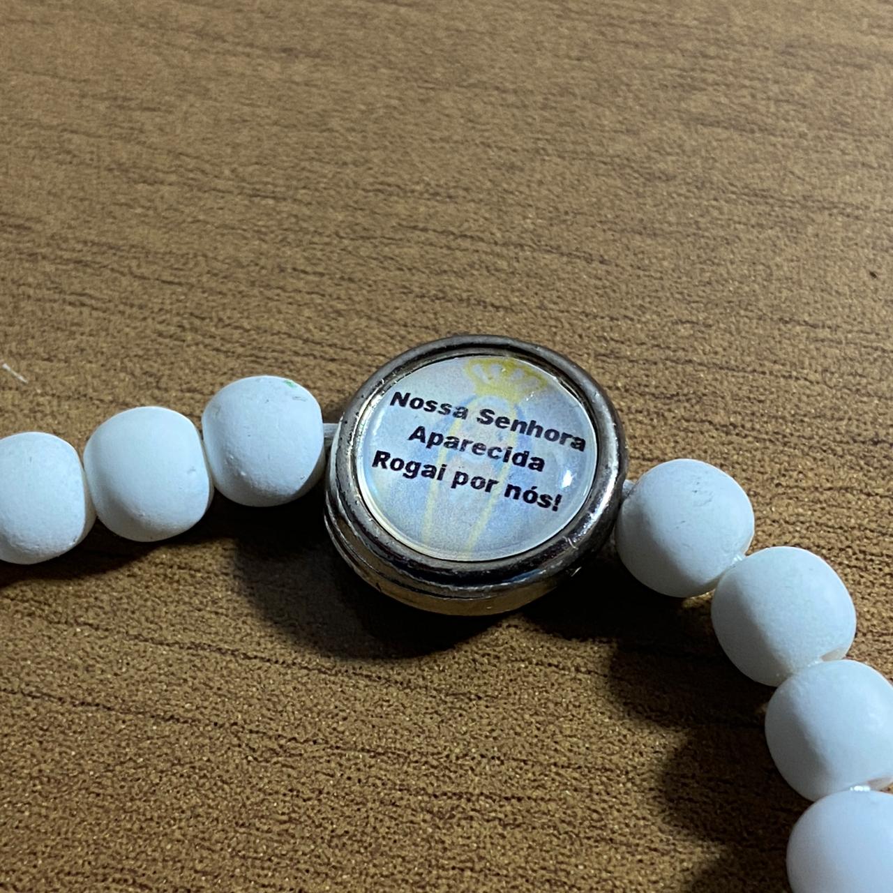 PULSEIRA BRANCA REGULÁVEL COM MEDALHA RESINADA NOSSA SENHORA APARECIDA (6 UNIDADES)