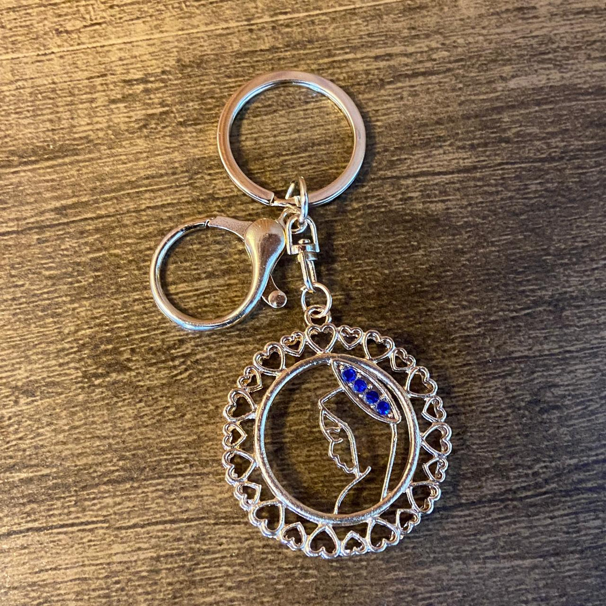 CHAVEIRO LUXO COM MOSQUETE FACE DE MARIA COM STRASS MOD2  (6 UNIDADES)