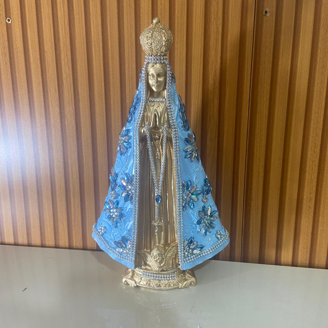 IMAGEM DE GESSO NOSSA SENHORA APARECIDA DOURADA E AZUL COM STRASS E PEDRARIA 33CM  MOD 2 (1 UNIDADE)