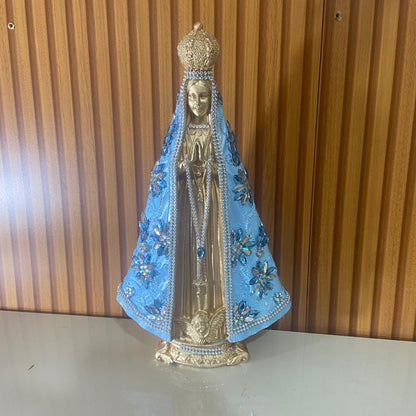 IMAGEM DE GESSO NOSSA SENHORA APARECIDA DOURADA E AZUL COM STRASS E PEDRARIA 33CM  MOD 2 (1 UNIDADE)