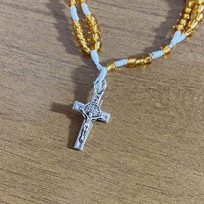 TERÇO PULSEIRA MIÇANGA DOURADA MEDALHA SÃO BENTO 4MM (6 UNIDADES)