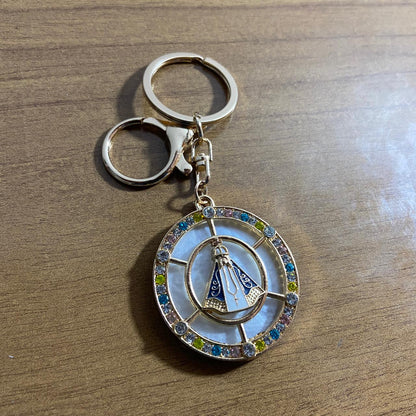 CHAVEIRO LUXO MADREPÉROLA COM STRASS COLORIDO NOSSA SENHORA APARECIDA COM MOSQUETE  (6 UNIDADES)