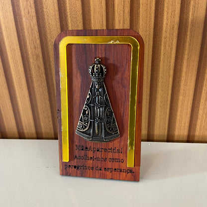 ADORNO DE MESA MADEIRA COM NOSSA SENHORA APARECIDA METAL OURO VELHO 13,5CM (1 UNIDADE)