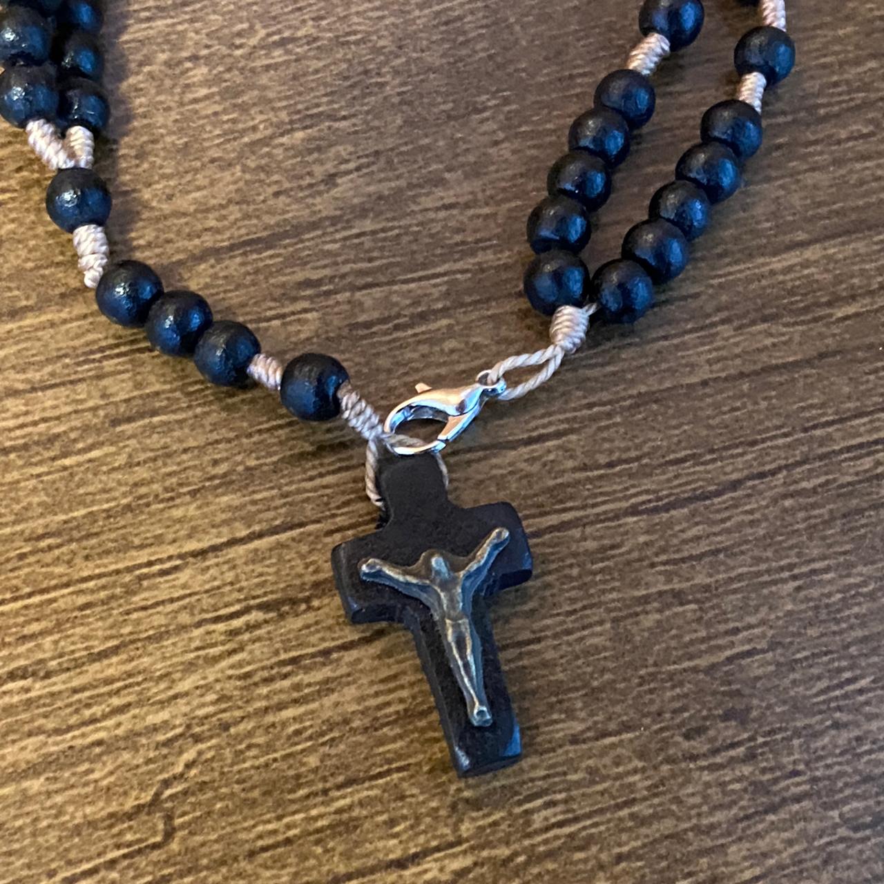 TERÇO PULSEIRA MADEIRA PRETA MEDALHA SÃO BENTO METAL (12 UNIDADES)