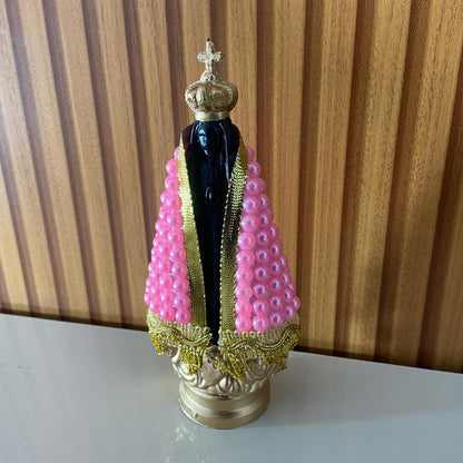 IMAGEM DE PLÁSTICO NOSSA SENHORA APARECIDA COM AREIA MANTO DE PÉROLA ROSA 18CM  (1 UNIDADE)