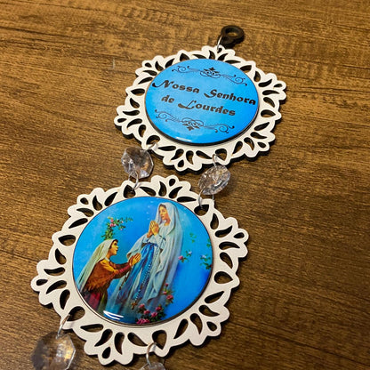 ADORNO TRIPLO REDONDO BRANCO NOSSA SENHORA DA LOURDES (1 UNIDADE)