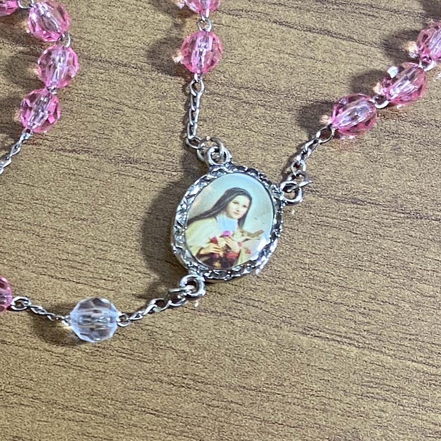 TERÇO SEMICRISTAL NA CAIXINHA SANTA TERESINHA 6MM (6 UNIDADES)