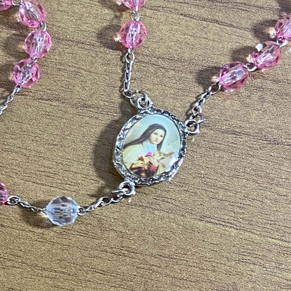 TERÇO SEMICRISTAL NA CAIXINHA SANTA TERESINHA 6MM (6 UNIDADES)