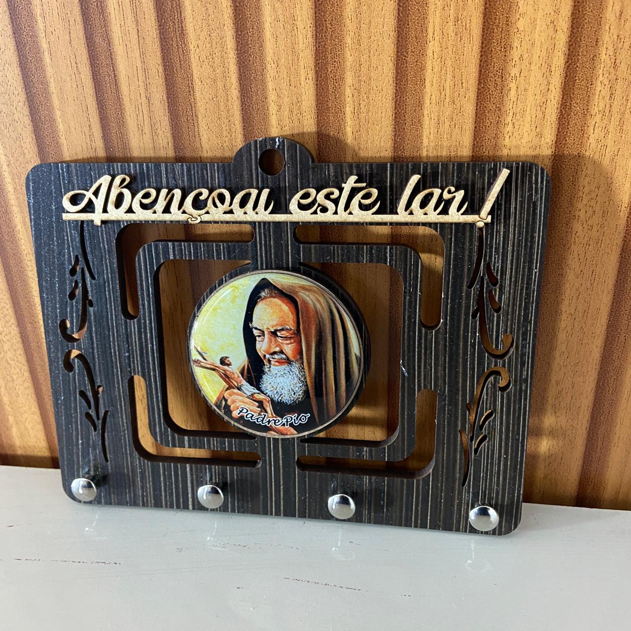 PORTA CHAVE VAZADO RESINADO SANTO PADRE PIO 14CM (1 UNIDADE)