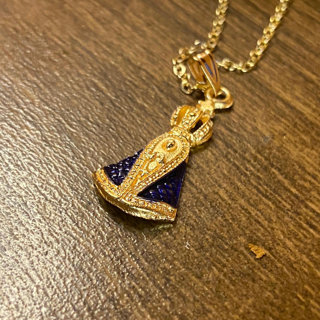 COLAR DOURADO COM PINGENTE NOSSA SENHORA APARECIDA + BRINCO DE PÉROLA  (3 UNIDADES)