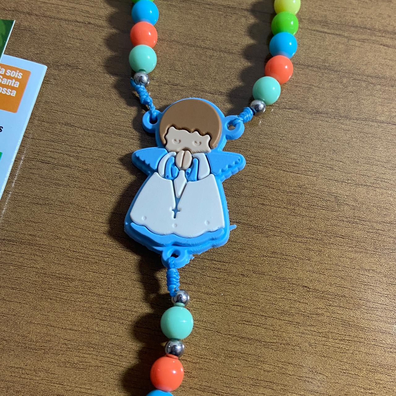 TERÇO DA CRIANÇA ANJO DA GUARDA AZUL CONTA COLORIDA 08MM (1 UNIDADE)