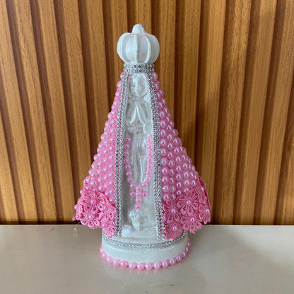 IMAGEM DE GESSO NOSSA SENHORA APARECIDA BRANCA BORDADA COM PÉROLA ROSA 22,5CM (1 UNIDADE)