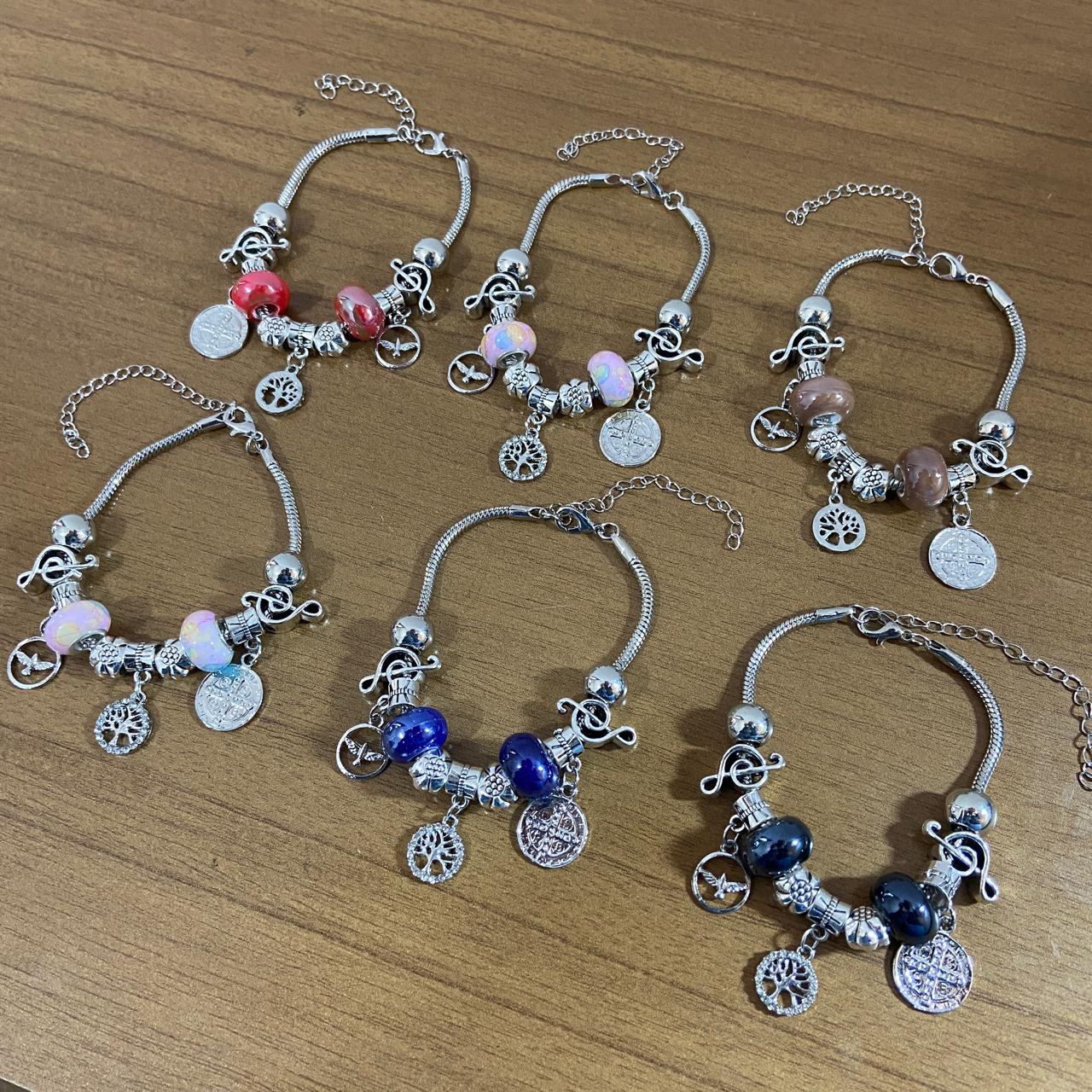 PULSEIRA PRATEADA MEDALHA SÃO BENTO COM BERLOQUES  (6 UNIDADES)