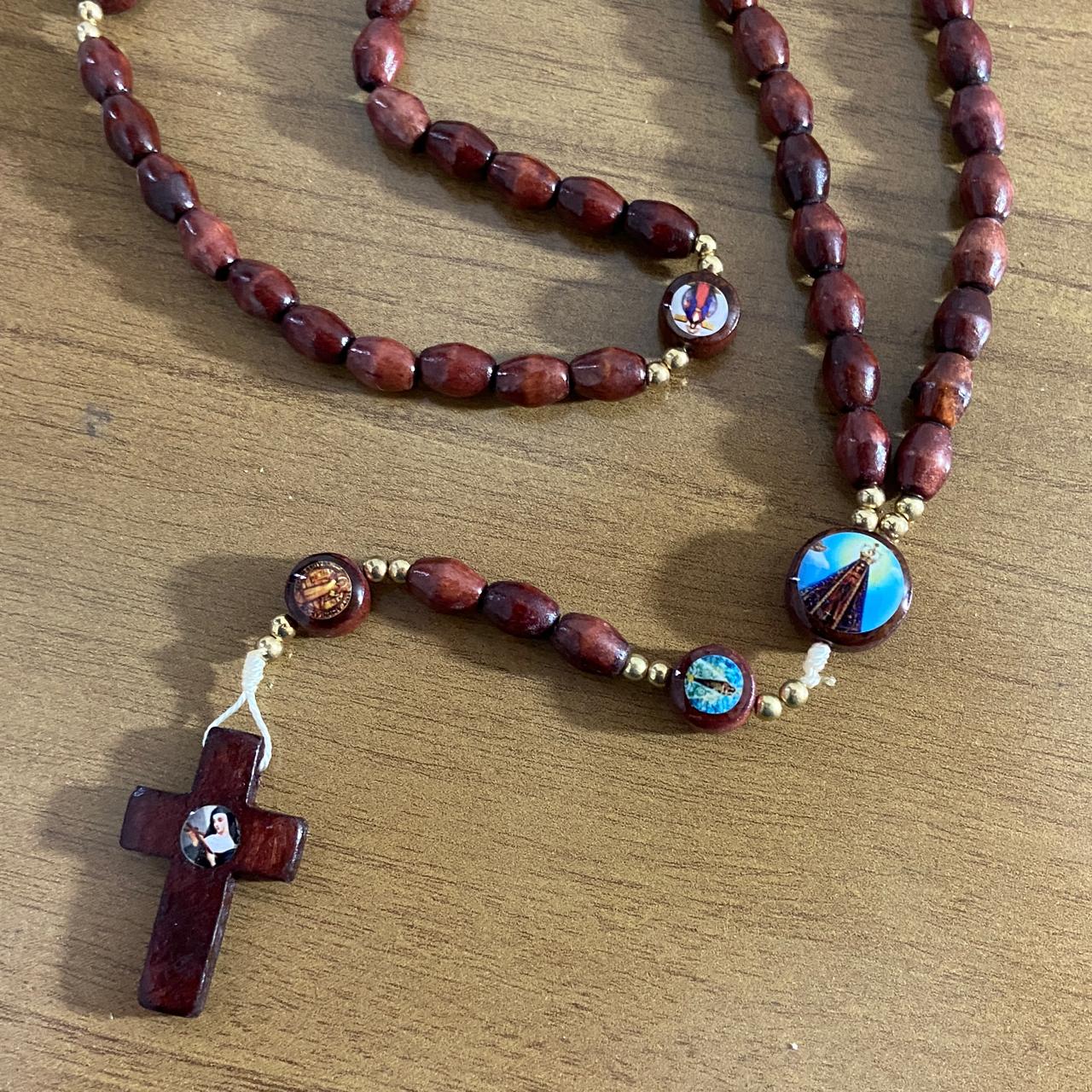 TERÇO DE MADEIRA SANTOS SORTIDOS 7 MEDALHAS  (12 UNIDADES)