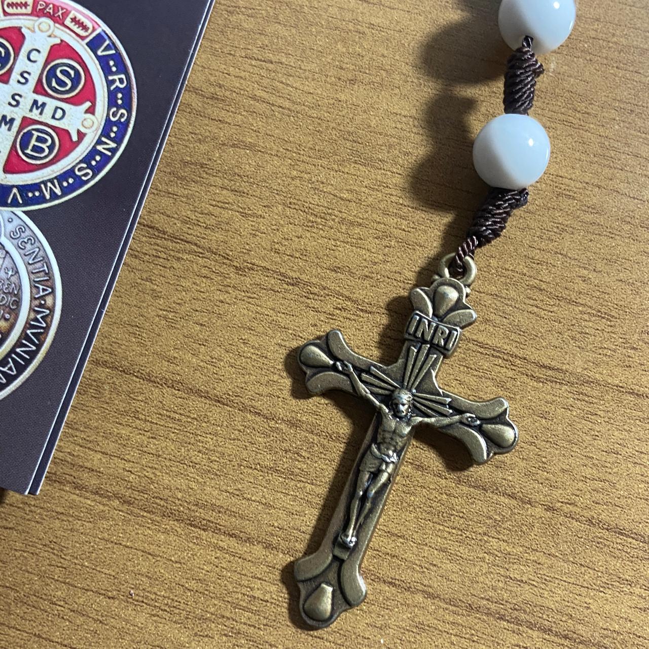 TERÇO PÉROLA BRANCA CAMPISTA MEDALHA SÃO BENTO 10MM (1 UNIDADE)