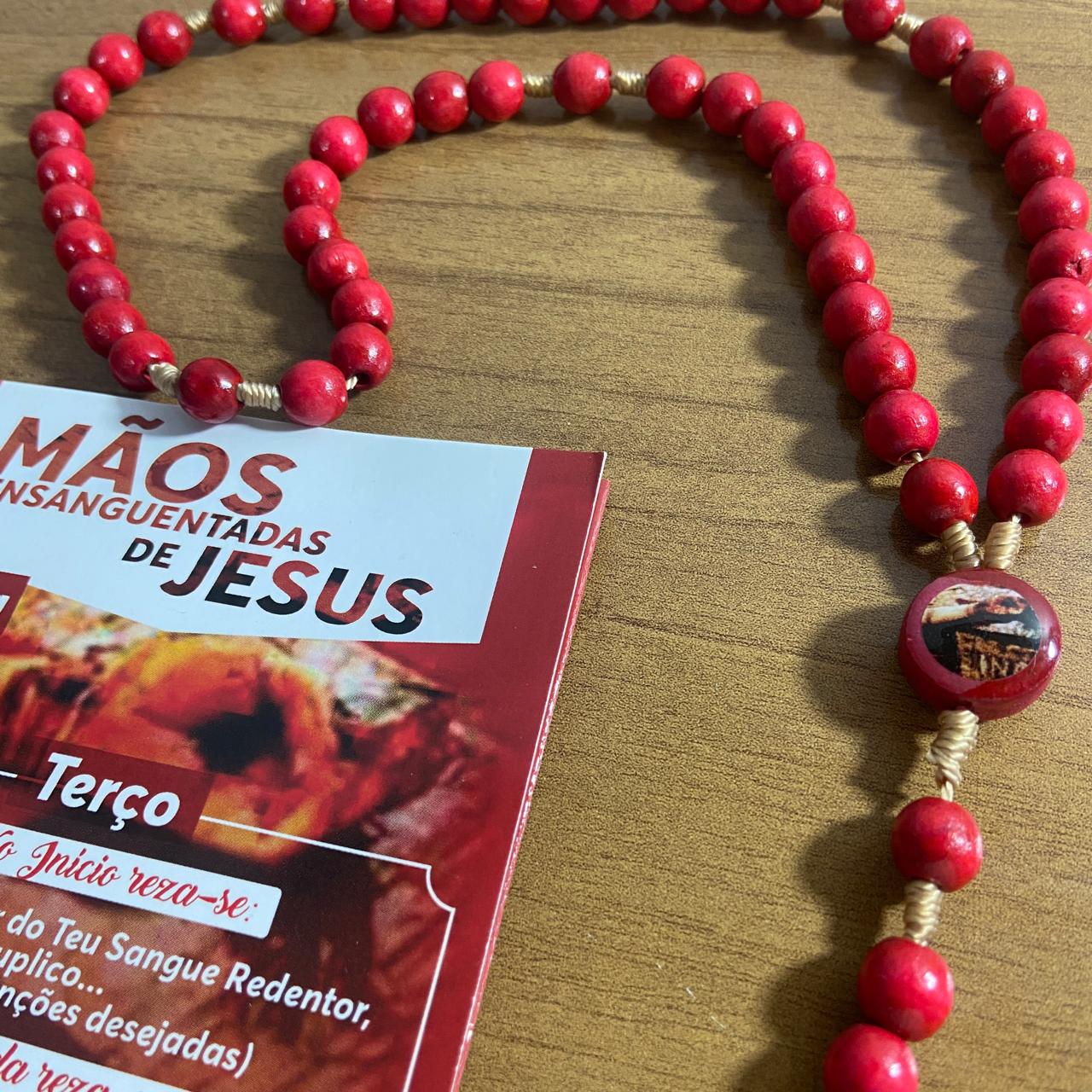 TERÇO DE MADEIRA MÃOS ENSANGUENTADAS DE JESUS 8MM (3 UNIDADES)