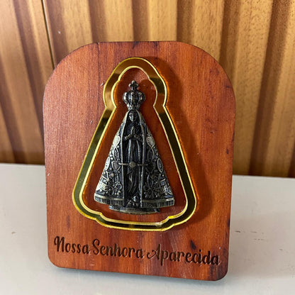 ADORNO DE MESA MADEIRA NOSSA SENHORA APARECIDA DE METAL COM ACRÍLICO 9,5CM(1 UNIDADE)