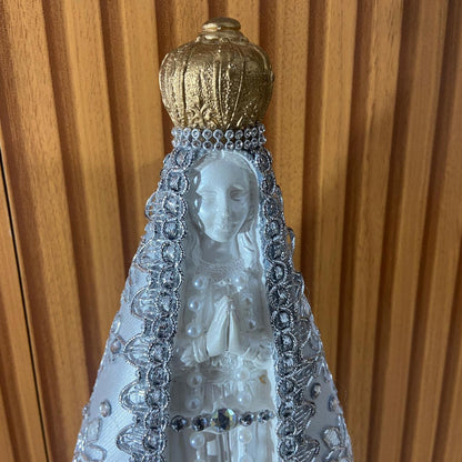 IMAGEM DE GESSO NOSSA SENHORA APARECIDA BRANCA MANTO PRATEADO COM STRASS 31CM (1 UNIDADE)