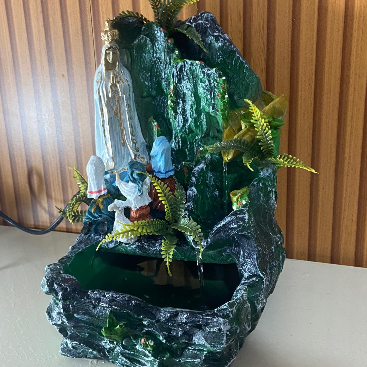 FONTE DE RESINA NACIONAL VERDE NOSSA SENHORA DE FÁTIMA COM PASTORES 26CM (1 UNIDADE)
