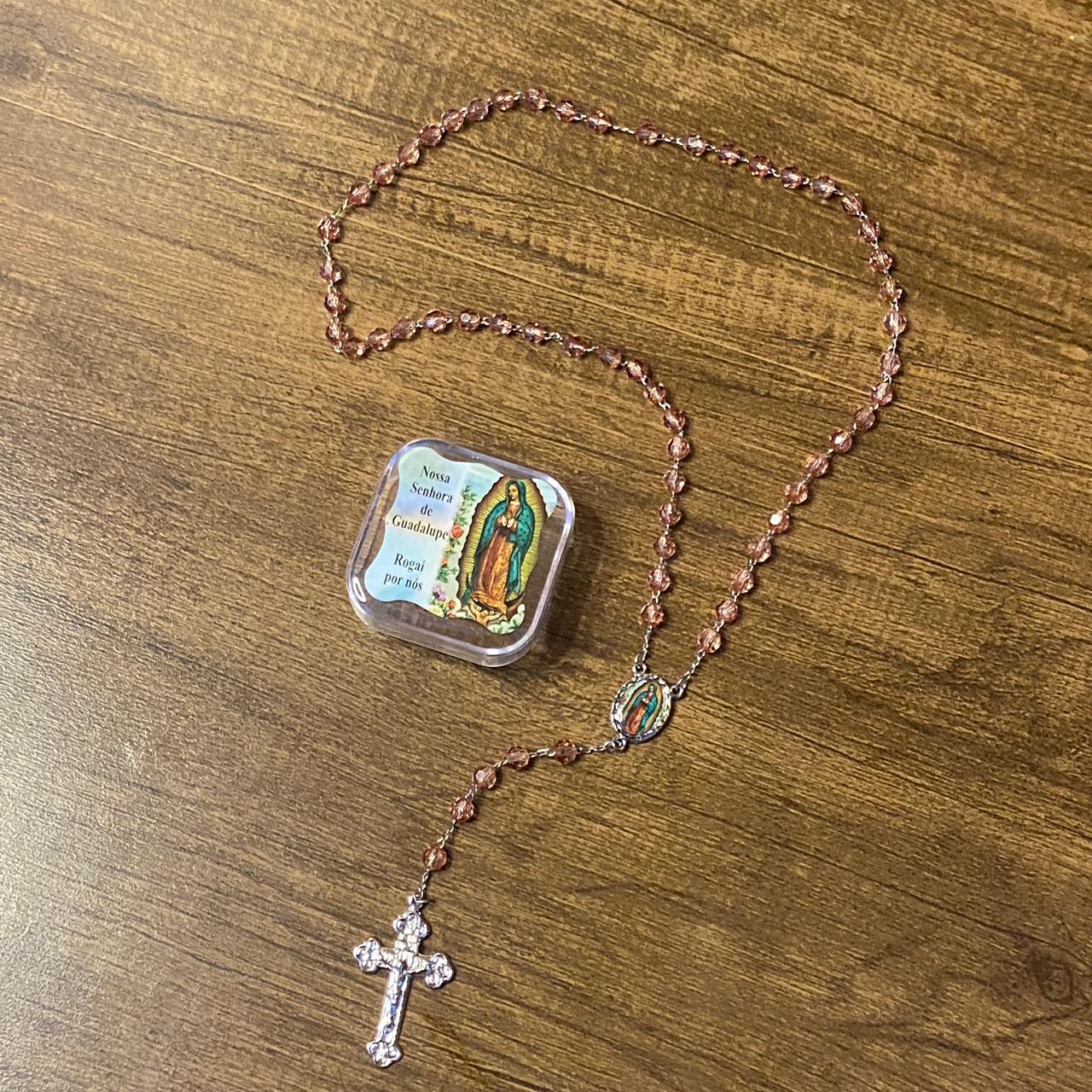 TERÇO SEMICRISTAL NA CAIXINHA NOSSA SENHORA DE GUADALUPE 6MM (6 UNIDADES)