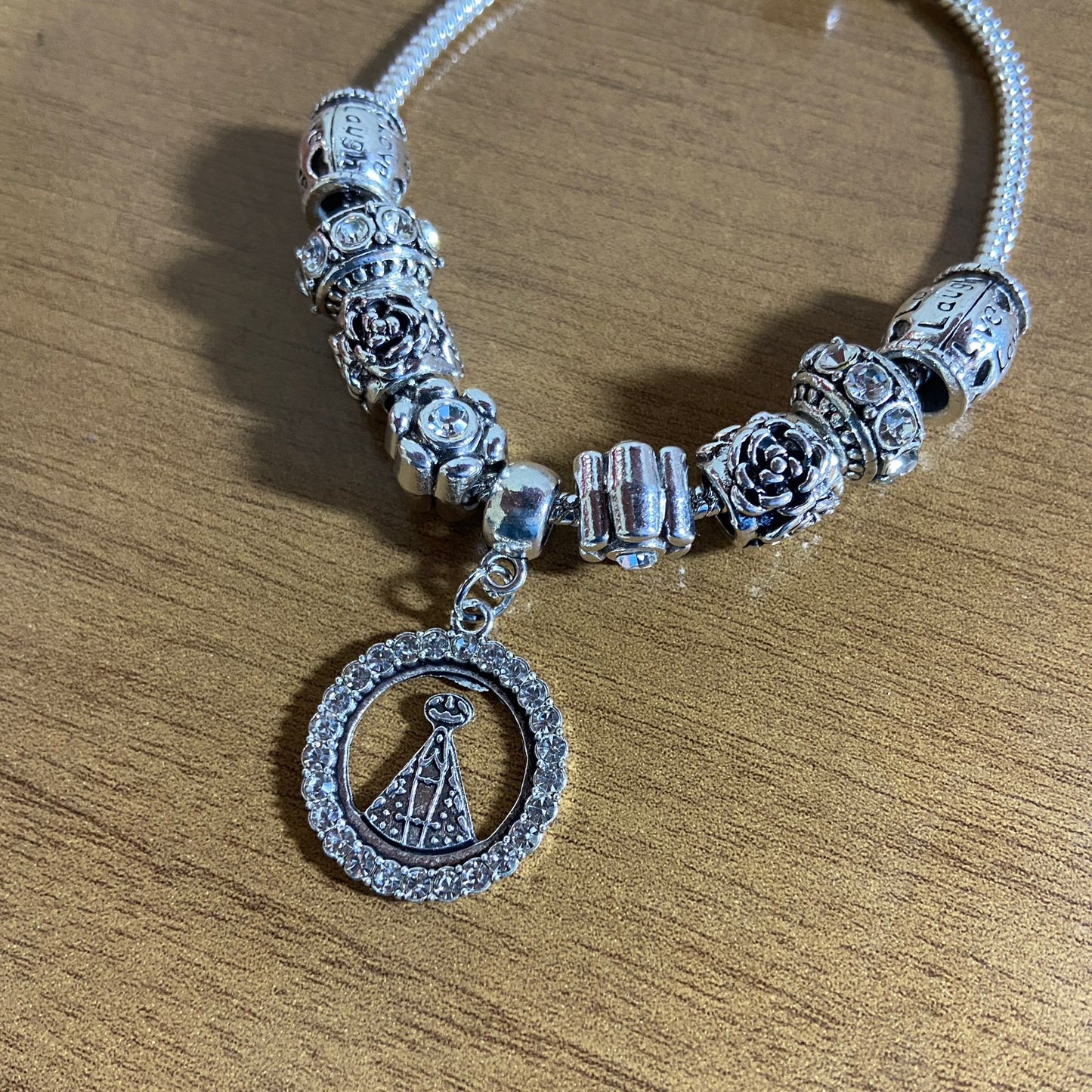 PULSEIRA PRATEADA NOSSA SENHORA APARECIDA COM BERLOQUES MOD2  (1 UNIDADE)