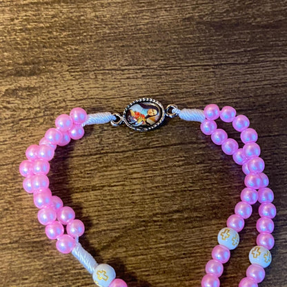 TERÇO PULSEIRA PÉROLA ROSA COM MEDALHA RESINADA SANTA TERESINA (6 UNIDADES)