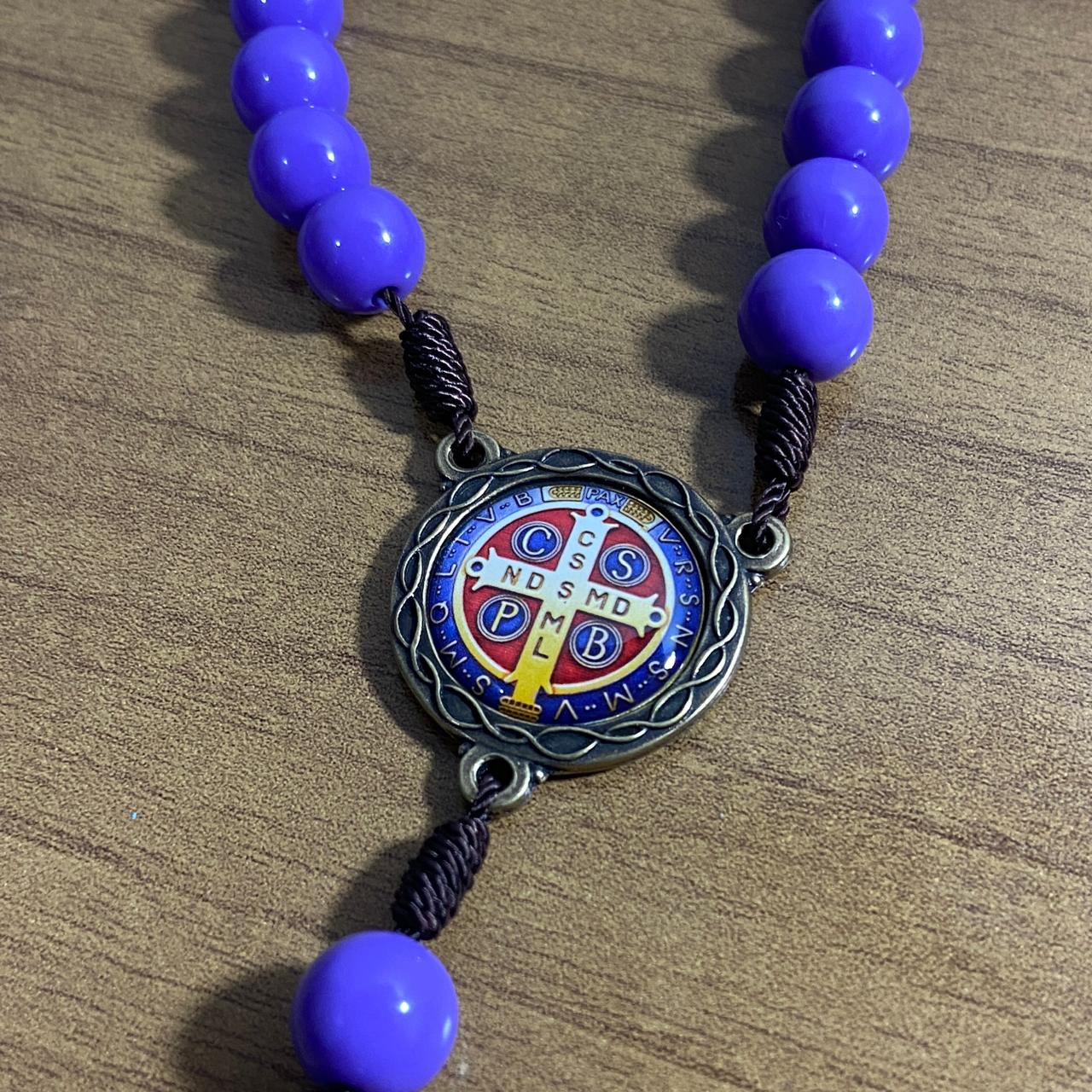 TERÇO PÉROLA ROXA CAMPISTA MEDALHA SÃO BENTO 10MM (1 UNIDADE)