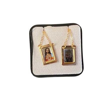 ESCAPULÁRIO DOURADO RESINADO SAGRADO CORAÇÃO DE JESUS E NOSSA SENHORA DO CARMO ( 6 UNIDADE)