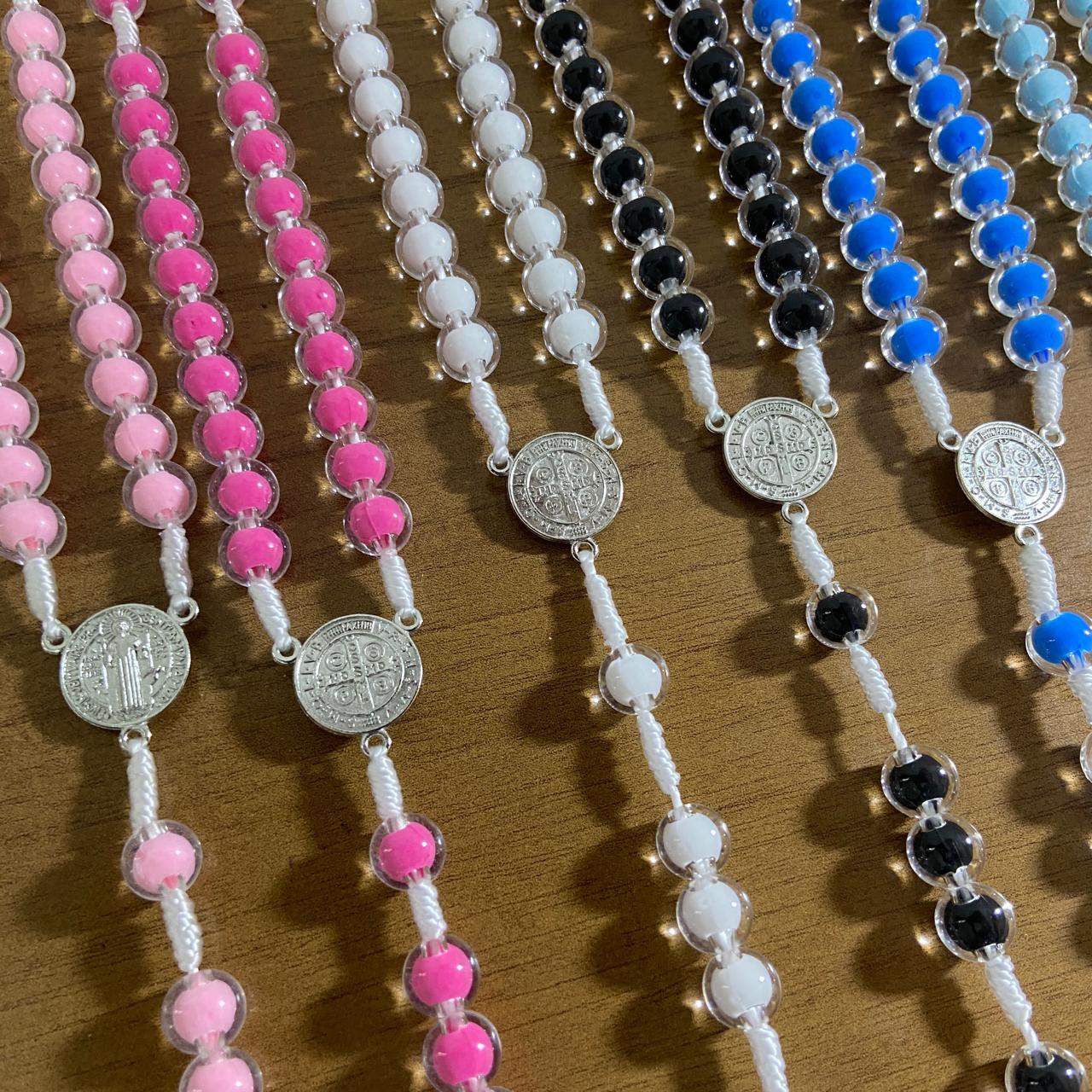 TERÇO MEDALHA SÃO BENTO CORES SORTIDAS (6 UNIDADES)