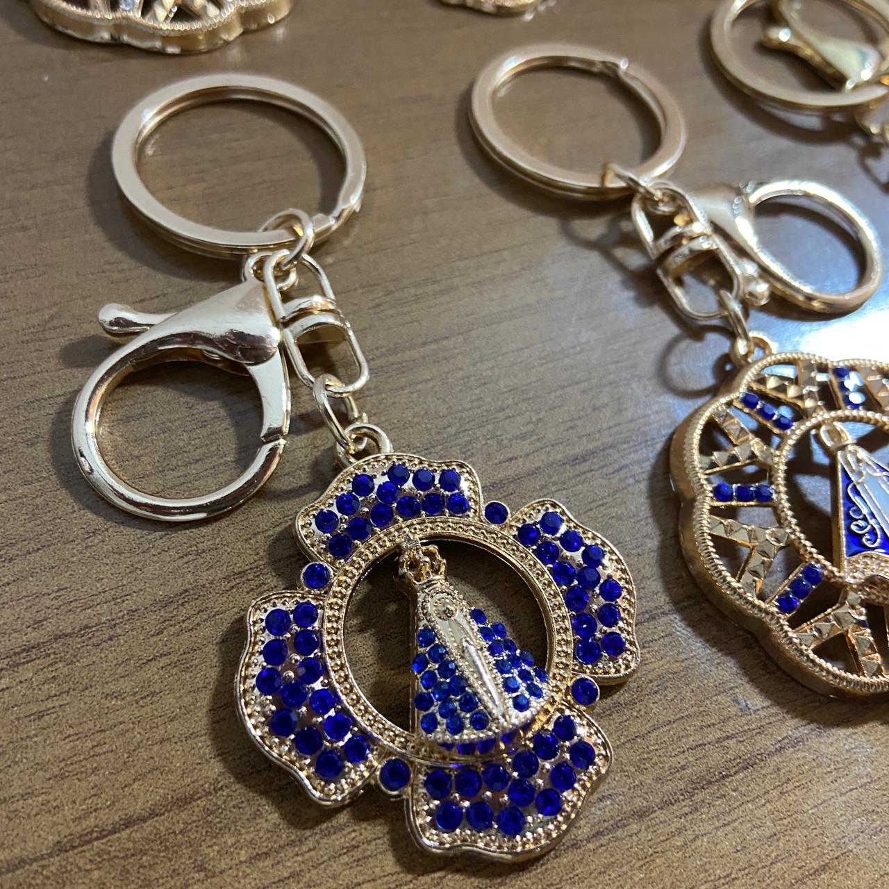 CHAVEIRO LUXO COM MOSQUETE NOSSA SENHORA APARECIDA MODELOS SORTIDOS (6 UNIDADES)