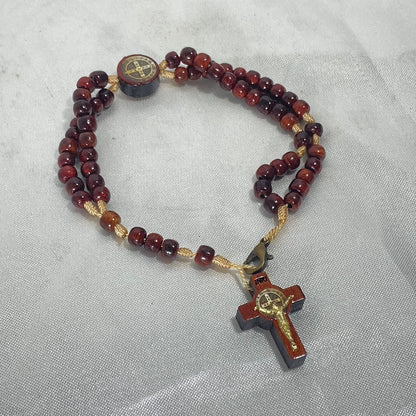 TERÇO PULSEIRA MADEIRA PAU BRASIL SÃO BENTO  (03 UNIDADES)