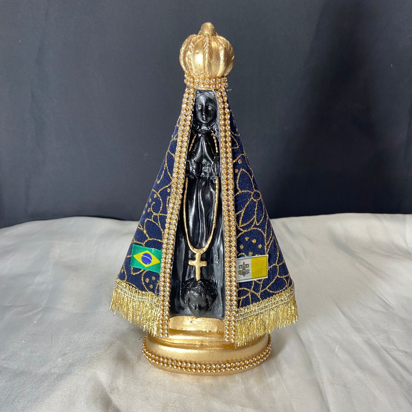 IMAGEM DE GESSO NOSSA SENHORA APARECIDA COM MANTO E STRASS MOD01 23CM (1 UNIDADE)