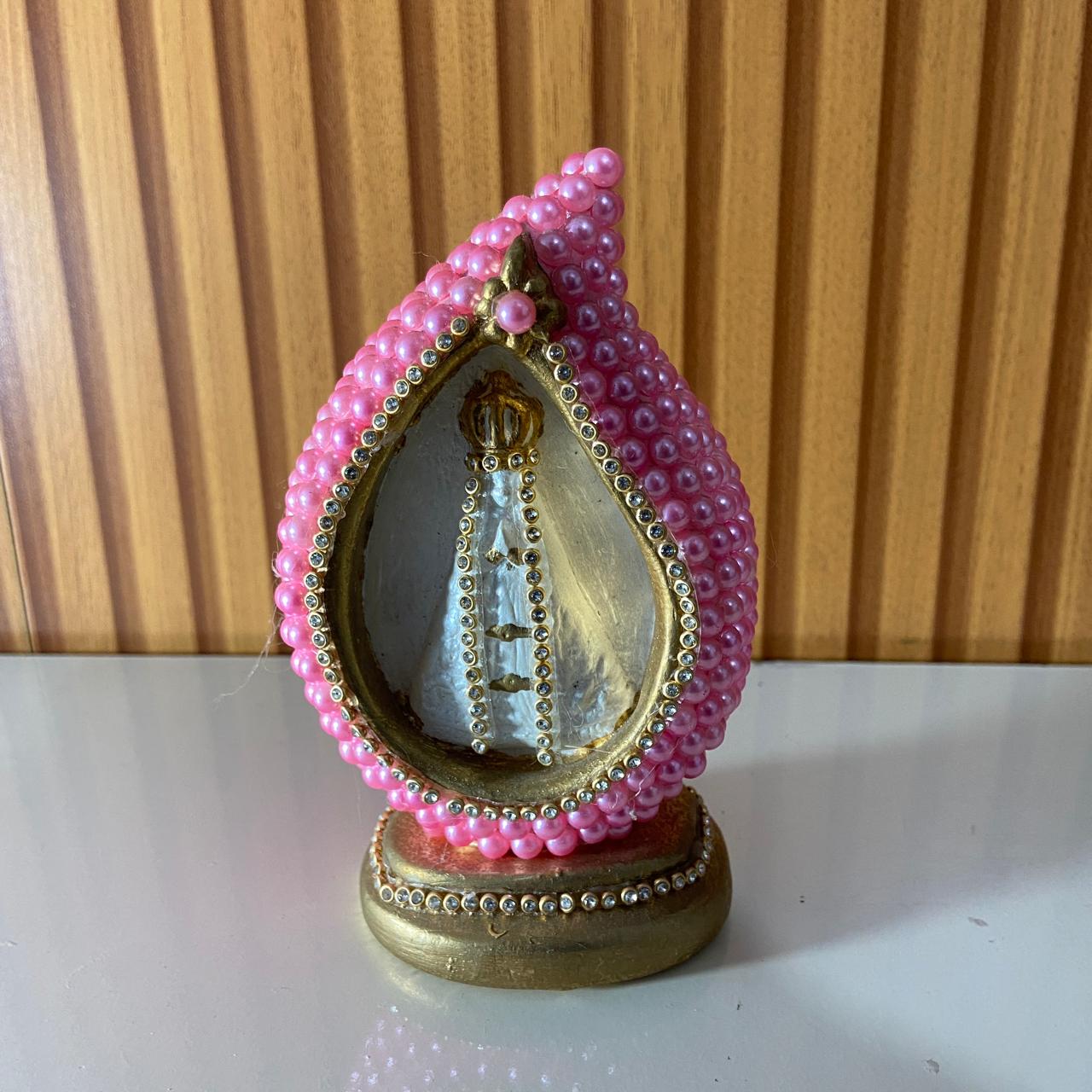 IMAGEM DE GESSO GOTA NOSSA SENHORA APARECIDA PÉROLA ROSA COM STRASS 14CM (1 UNIDADE)