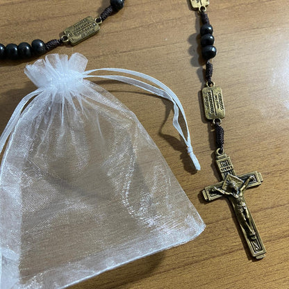 TERÇO DE MADEIRA PRETA CONTEMPLAÇÃO DOS MISTÉRIOS DO ROSÁRIO MEDALHA SÃO BENTO (1 UNIDADE)