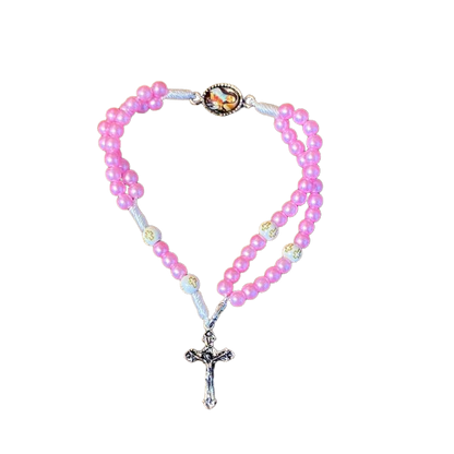 TERÇO PULSEIRA PÉROLA ROSA COM MEDALHA RESINADA SANTA TERESINA (6 UNIDADES)