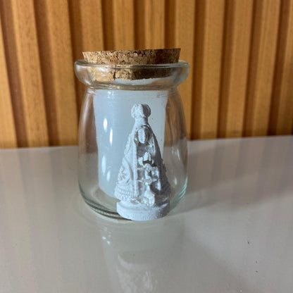 VELA DECORATIVA NO VIDRO NOSSA SENHORA APARECIDA 07CM (1 UNIDADE)